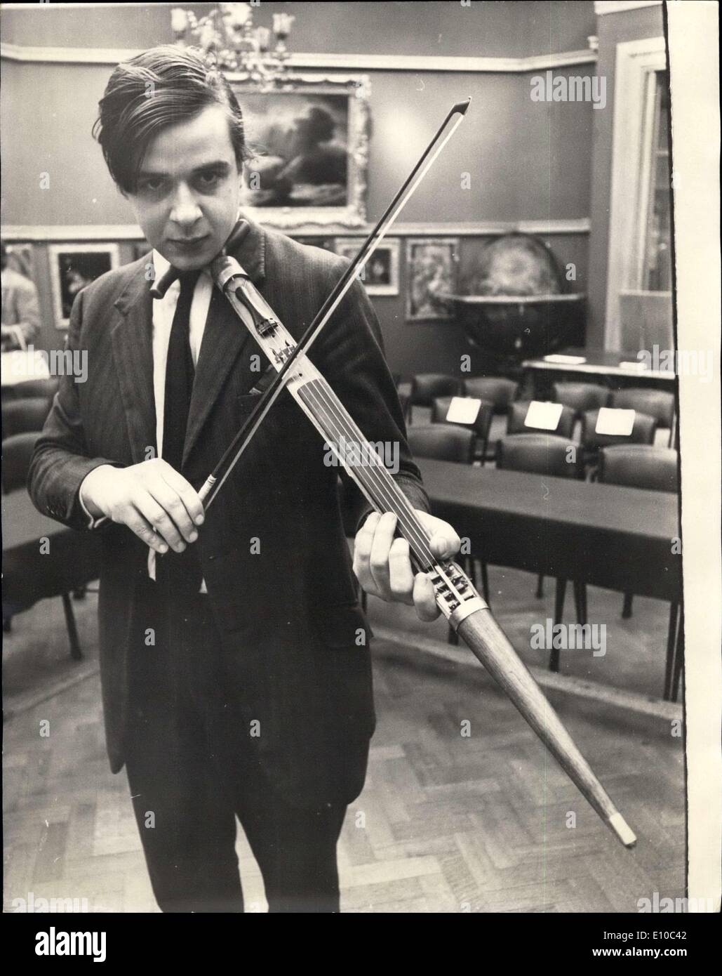 23 mars 1972 - violon Walking-Stick récupère 320 GNS chez Christie's. : Walking-stick violon, la poignée pour libérer le dévissage Banque D'Images
