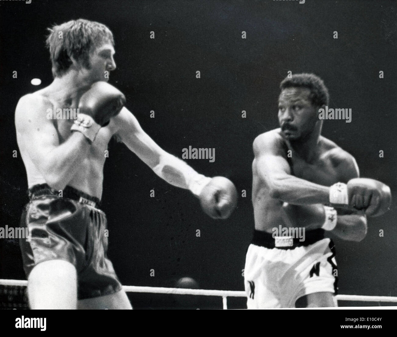 Le champion de boxe Poids welter JOSE NAPOLES luttant contre la contender RALPH CHARLES durant leur titre lutte à Wembley. Banque D'Images
