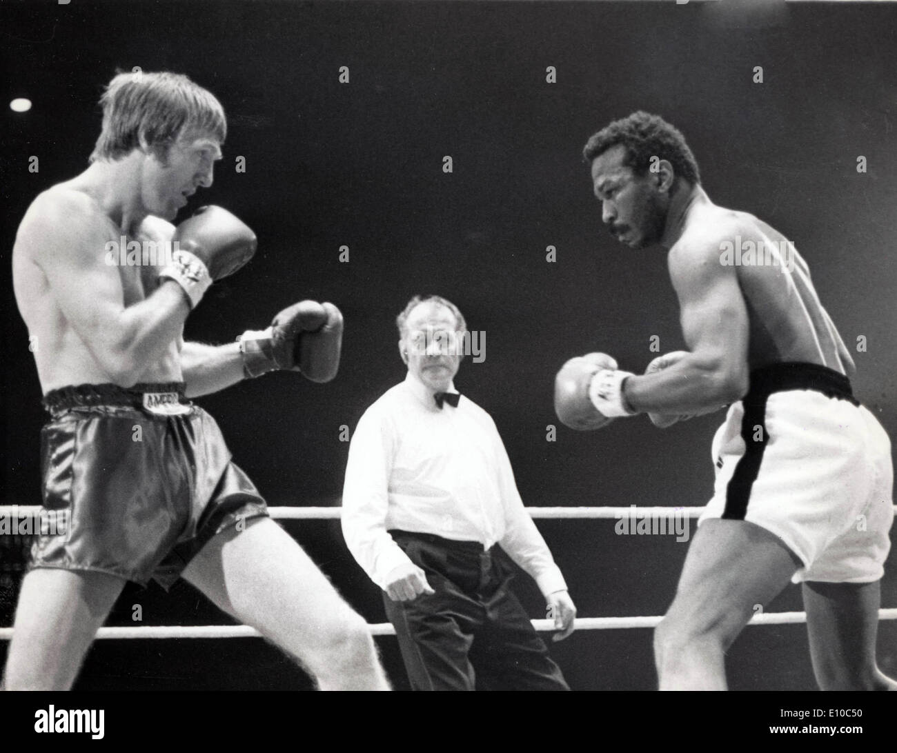 Le champion de boxe Poids welter JOSE NAPOLES luttant contre la contender RALPH CHARLES durant leur titre lutte ,Wembley. Banque D'Images