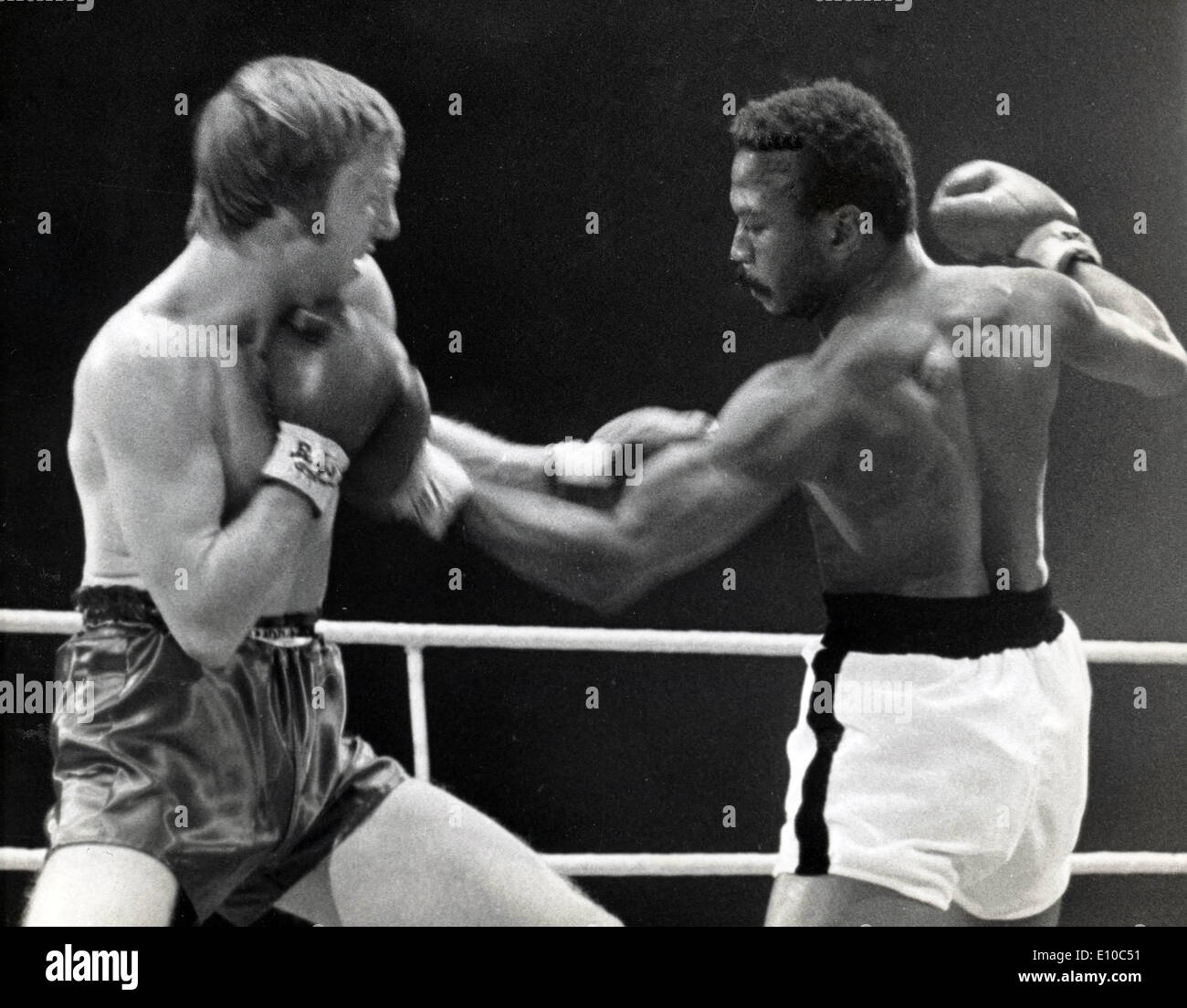 Le champion de boxe Poids welter JOSE NAPOLES luttant contre la contender RALPH CHARLES durant leur titre lutte ,Wembley. Banque D'Images