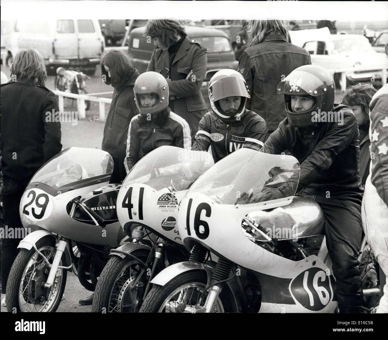 Avril 03, 1972 - fille motocycliste interdit de participer à la course du Grand Prix de l'Ile contre les hommes à Crystal Palace : un très en colère Banque D'Images