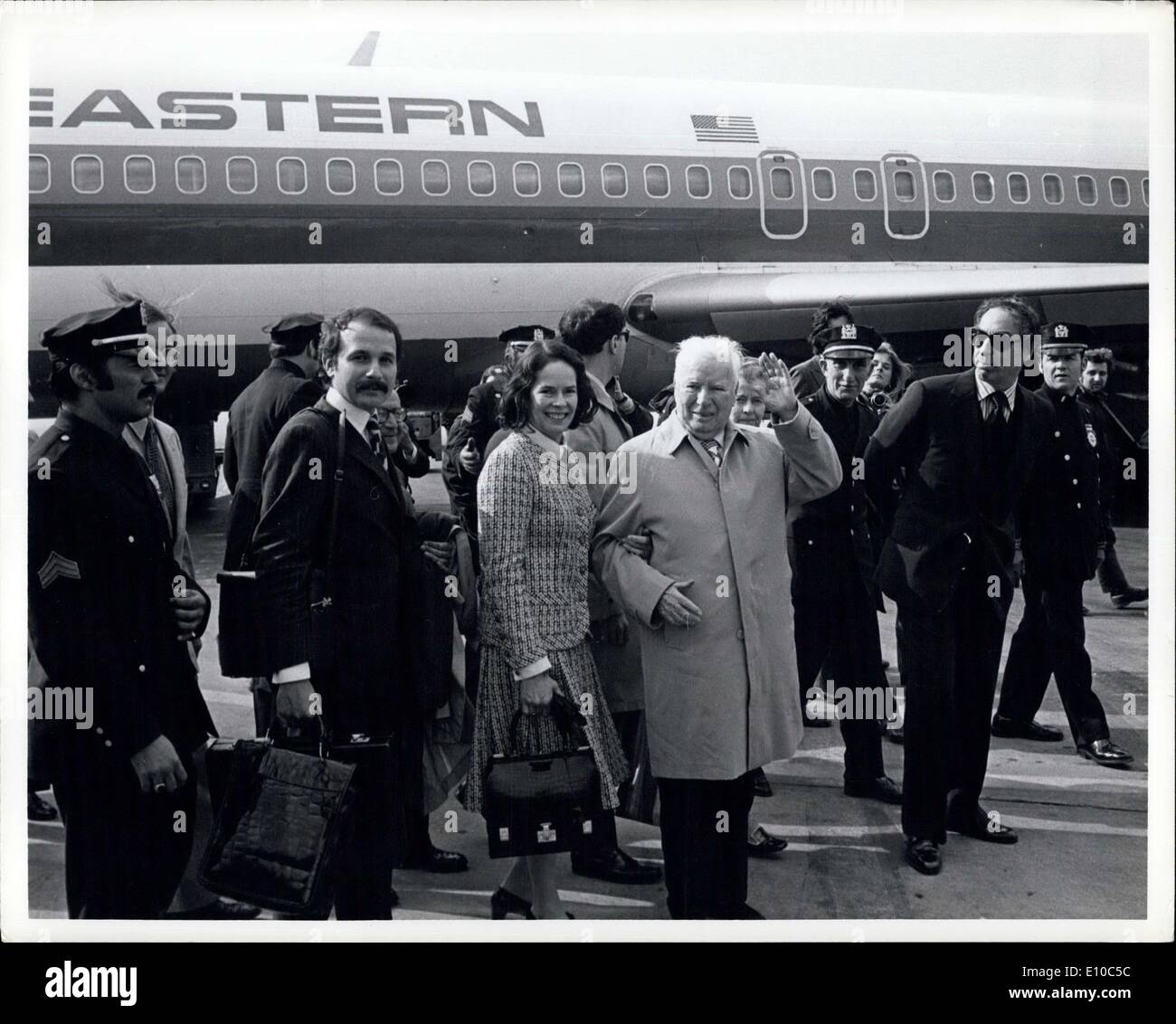 Avril 03, 1972 - Charles Chaplin & épouse Oona est arrivé à l'aéroport JFK de New York, aujourd'hui, pour la première fois en Amérique du Nord depuis 20 ans Banque D'Images