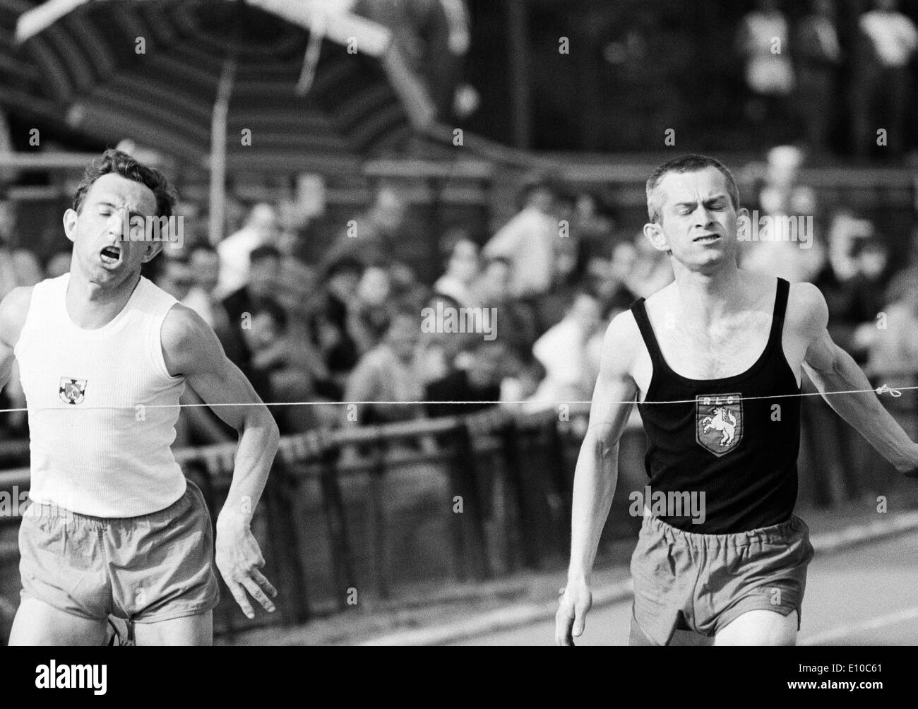 Années 60, photo en noir et blanc, sports, athlétisme, Compétition d'athlétisme 1966 de la Vest Recklinghausen dans le stade Jahn à Bottrop, piste de course, sprint, les hommes, à gauche Helmut Janz, juste un coureur de RLC 1952 Recklinghausen, D-Bottrop, Ruhr, Nord Banque D'Images