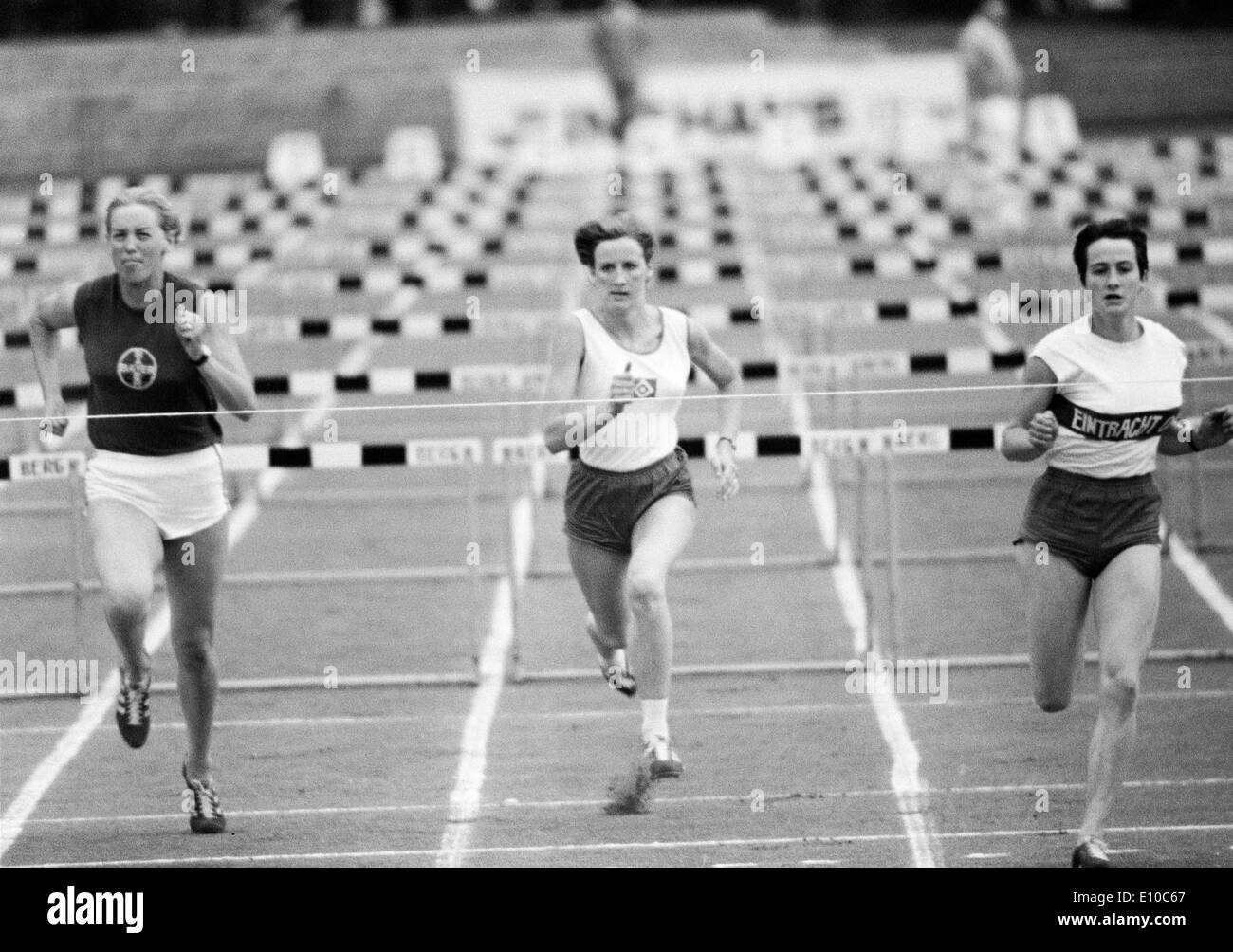 Années 60, photo en noir et blanc, sports, athlétisme, sports d'athlétisme Réunion internationale 1966 à Gelsenkirchen, piste de course, sprint, sauts, femmes, 80 mètres haies, finition, porteur de Bayer Leverkusen (à gauche) et Hambourg SV (milieu), D-Gelsenkir Banque D'Images