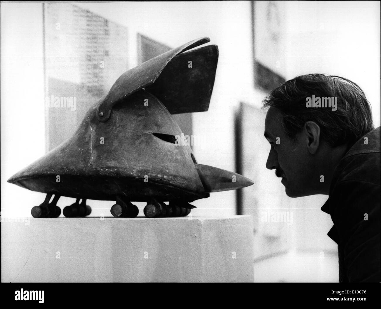 Juin 06, 1972 - 23e exposition d'art majeur à la ''House of Art'' ce très impressionnante et intéressante exposition qui s'ouvre le 9 juin, se poursuivra jusqu'au 10 septembre. Trois grands groupes d'artistes montrent leurs créations, le Groupe ''New'' présente 458 creations par 302 artistes, ''ecession» indique 303 creations par leurs 144 membres et ''nouvelle'' de l'Association d'artistes de Munich présente 310 creations par 170 artistes. Il fait référence aux peintures, gravures, arts graphiques etc. Ops : ''Bellum'', un intéressant bronze (70 x 34 cm) par 30 ans de Gernot Rumpf Neustadt, Allemagne de l'Ouest. Banque D'Images