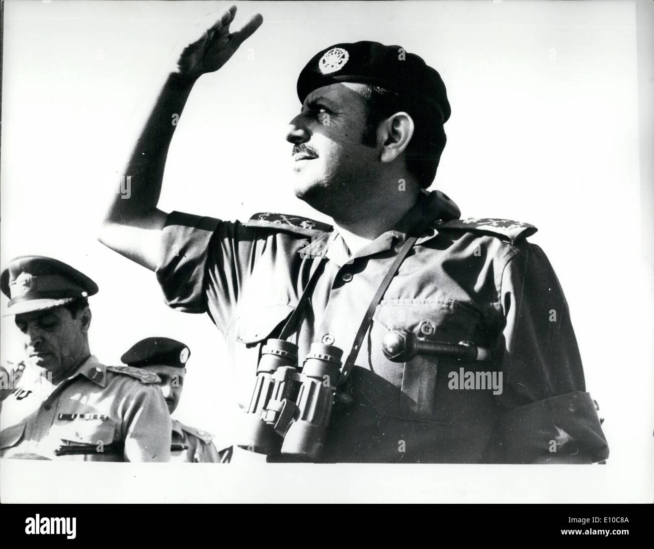 Juin 06, 1972 - Sur le défilé des parachutistes de l'armée jordanienne : Sharif Zeid Ben Shaker, le chef de l'Armée de la Jordanie- de -personnel regarder le largage de parachutistes pendant une cérémonie près d'Amman. Photo montre : Sharif Zeis Ben Shaker, vu regardant le largage de parachutistes diplômés au cours d'une cérémonie de passage près d'Amman. Banque D'Images