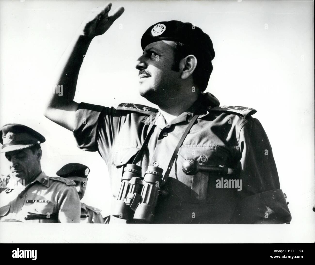 Juin 06, 1972 - Sur le défilé des parachutistes de l'armée jordanienne : Sharif Zeid Ben Shaker, le chef de l'Armée de la Jordanie- de -Stop Watch le largage de parachutistes pendant une cérémonie près d'Amman. Photo montre : Sharif Zeis Ben Shaker, vu regardant le largage de parachutistes diplômés au cours d'une cérémonie de passage près d'Amman. Banque D'Images