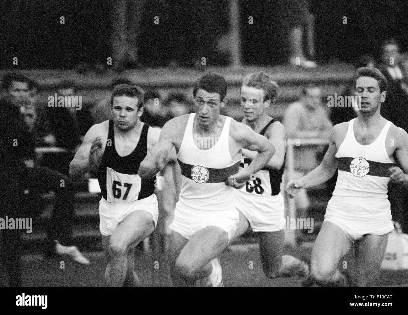 Années 60, photo en noir et blanc, sports, athlétisme, réunion internationale d'athlétisme 1966 à Krefeld-Uerdingen, piste de course, sprint, relais 4 x 100 mètres, hommes, passage, l'équipe de Bayer Leverkusen, Johannes Jo Kaiser (2.f.l.), D-Krefeld, D-Krefeld-Uerdi Banque D'Images
