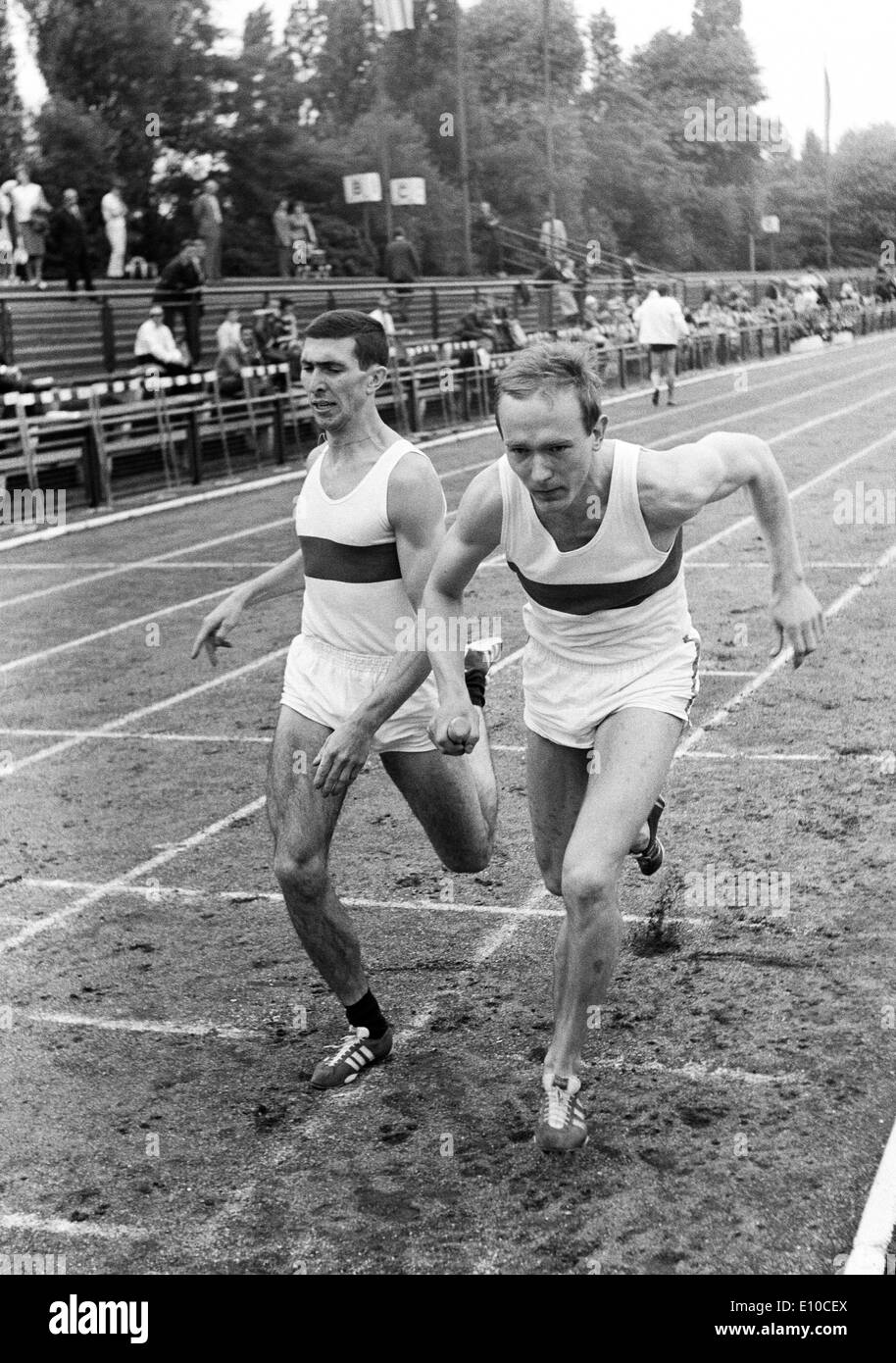 Années 60, photo en noir et blanc, sports, athlétisme, Championnats du Bas-rhin Juniors d'athlétisme de 1966 dans le stade Jahn à Bottrop, piste de course, sprint, relais 4 x 400 mètres, d'hommes, passage, D-Bottrop, Ruhr, Rhénanie du Nord-Westphalie Banque D'Images