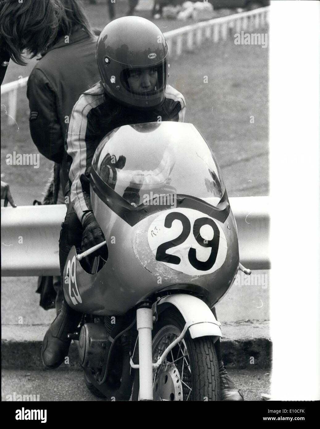 Avril 04, 1972 - fille motocycliste interdit de participer à la course du Grand Prix de l'Ile contre les hommes à Crystal Palace ; un très en colère Banque D'Images