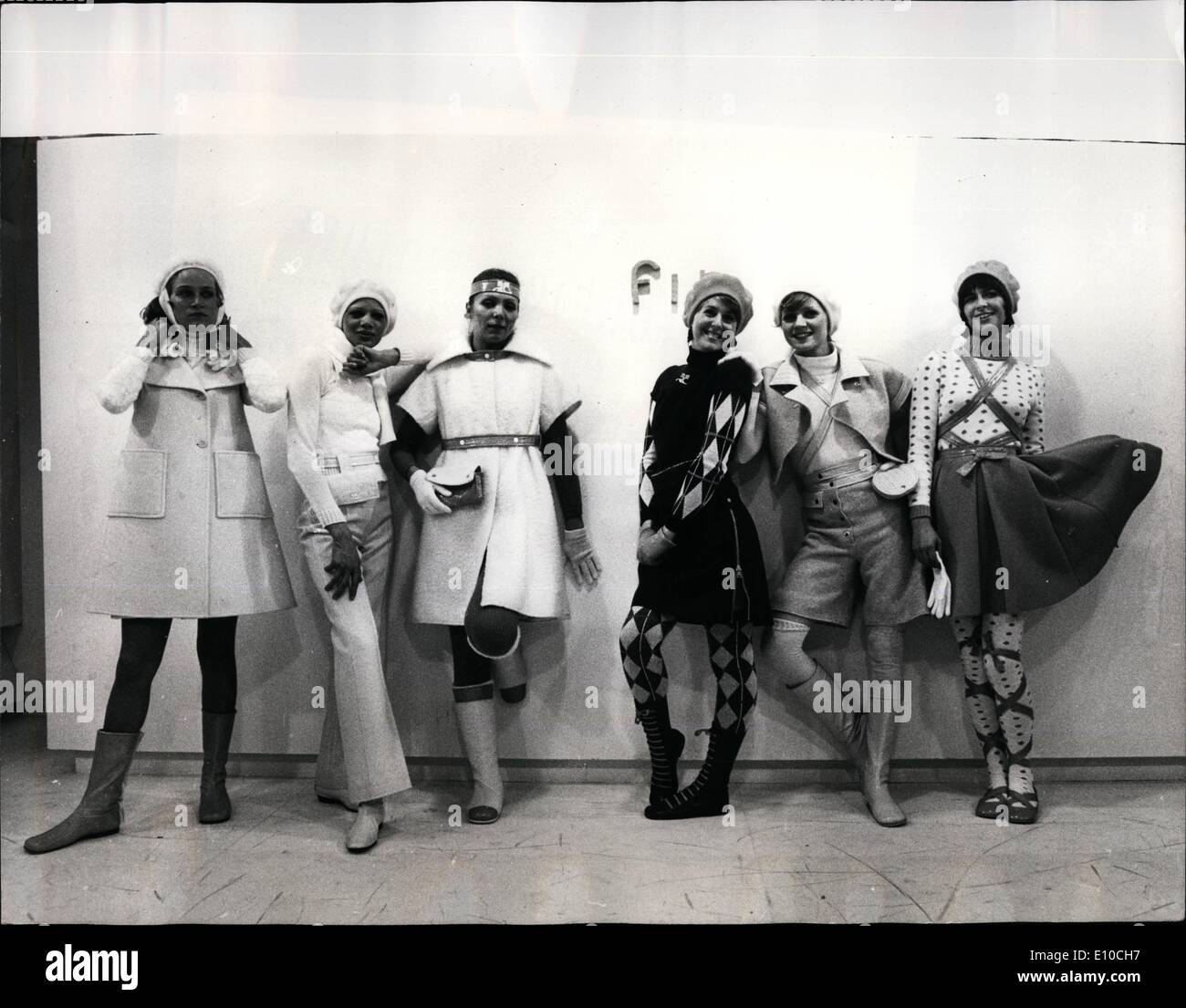 Avril 04, 1972 - Créations de Courreges Paris ; Courrages Couterier Andre a  montré sa collection de prêt à porter des créations pour Photo Stock - Alamy