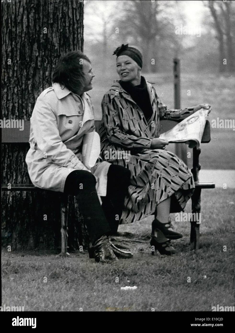 Avril 04, 1972 - Glenda Jackson remporte l'Oscar de la Meilleure Actrice de l'année : Glenda Jackson a été réveillé très tôt ce matin par un appel téléphonique de Los Angeles lui disant qu'elle avait remporté l'Oscar de la meilleure actrice de l'année. L'Oscar a été attribué pour son interprétation de Gudrun dans ''Les femmes dans l'amour'' et Juliet Mills a reçu le prix pour Glenda en son absence aujourd'hui, Glenda a célébré son triomphe avec son mari et ses amis à l'hme en noir heath, Londres. Photo montre après avoir assisté à une conférence de presse à l'hôtel Royal Garden et Banque D'Images Avril 04, 1972 - Glenda Jackson remporte l'Oscar de la Meilleure Actrice de l'année : Glenda Jackson a été réveillé très tôt ce matin par un appel téléphonique de Los Angeles lui disant qu'elle avait remporté l'Oscar de la meilleure actrice de l'année. L'Oscar a été attribué pour son interprétation de Gudrun dans ''Les femmes dans l'amour'' et Juliet Mills a reçu le prix pour Glenda en son absence aujourd'hui, Glenda a célébré son triomphe avec son mari et ses amis à l'hme en noir heath, Londres. Photo montre après avoir assisté à une conférence de presse à l'hôtel Royal Garden et Banque D'Images