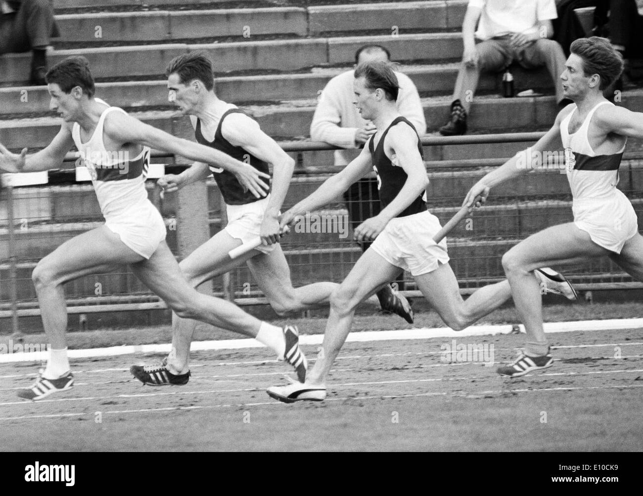 Années 60, photo en noir et blanc, sports, athlétisme, Championnats du monde d'athlétisme en Allemagne de l'ouest 1966 à Leverkusen, piste de course, sprint, hommes, 4 x 100 m, passage, porteur de Bayer Leverkusen, Johannes Jo Kaiser (à gauche), le D-Leverkusen, North Rhine Banque D'Images