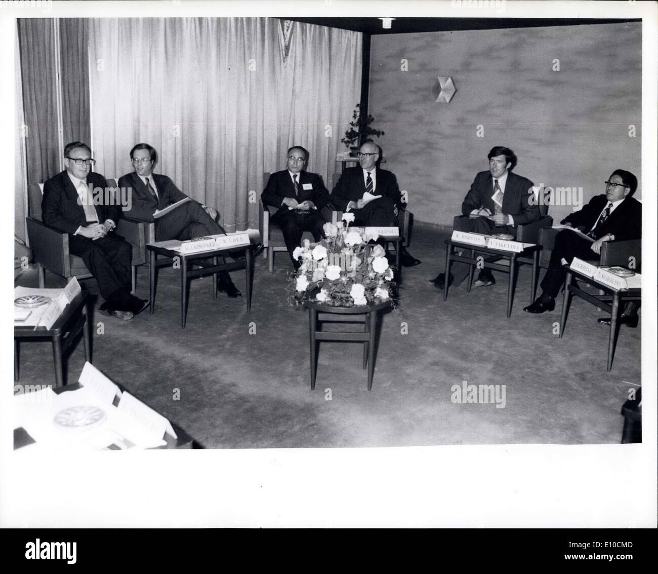 Juin 11, 1972 - M. Kissinger à Tokyo, vu avec M. Yoshizane Iwasa, représentant du Japon - NOUS JOINDRE Conseil économique, au cours de la conférence avec les journalistes du Japon. Banque D'Images