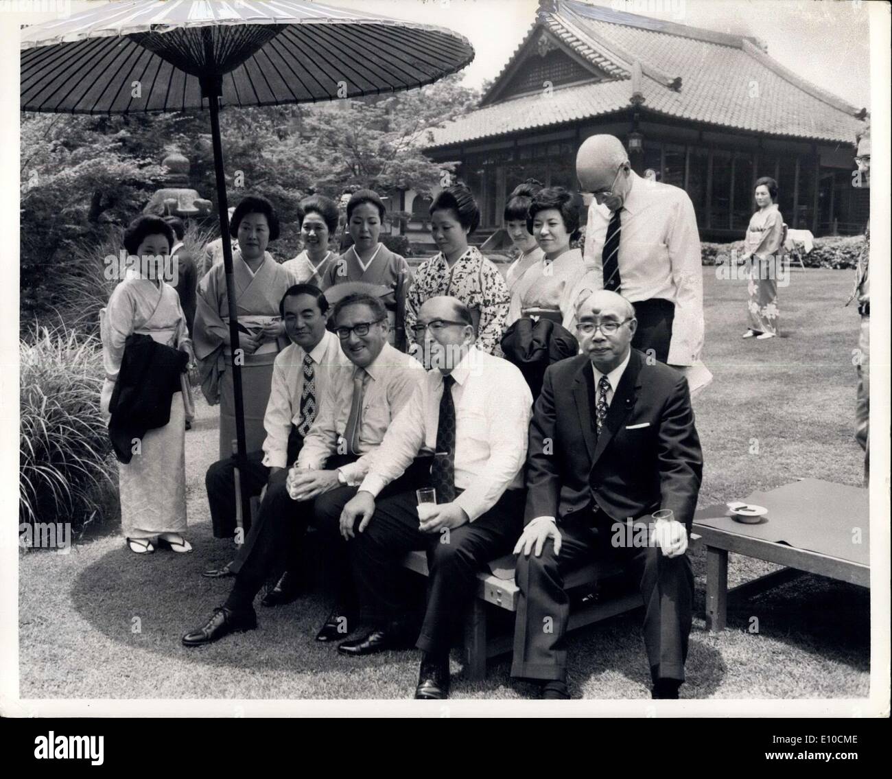 Juin 11, 1972 - Le Dr Kissinger vu avec (de gauche à droite) Yasuhiro Nakasone, président du conseil exécutif du Parti libéral-démocrate, Zentaro Kosaka, président du Conseil de recherche des affaires de politique du parti, et le ministre des Finances à Hanntaen Mikio Mizuta, Restaurant, Tokyo. Banque D'Images