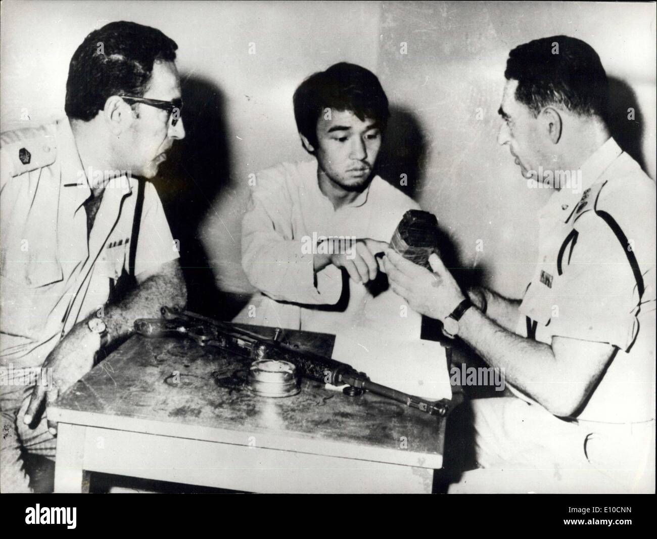 Juin 19, 1972 - des survivants japonais kamikazes de Three-Man dans l'aéroport de Tel Aviv Massacre est interrogé : Kozo Okamoto, montre la photo 24, seul survivant des trois hommes kamikazes de Japonais qui a tué 26 personnes à l'aéroport de Tel Aviv il y a quinze jours, d'être interrogé par la police israélienne quand on a annoncé qu'il doit être jugé par un tribunal militaire israélien de l'ab. Devant lui sont certaines des armes utilisées dans le massacre. Banque D'Images