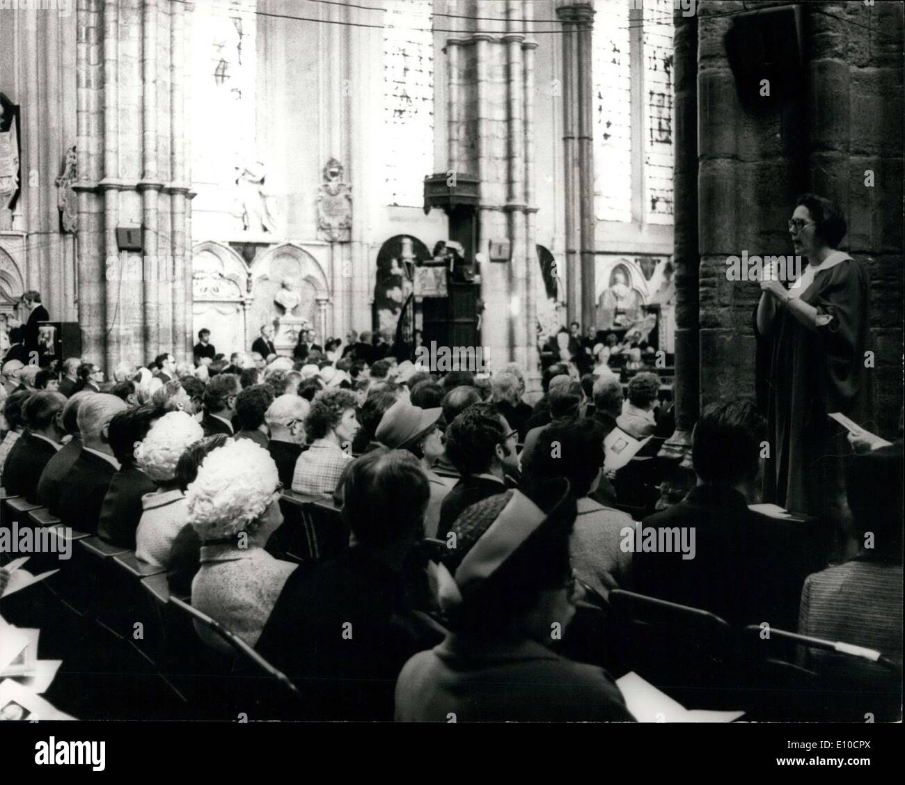 Juin 24, 1972 - Huit Églises à Abbey Service pour les Sourds des hymnes et bénédiction dans la langue des signes : Contingents de personnes sourdes de 80 églises à travers l'Angleterre, ont dans l'assemblée de 1 000 inscrits à un service dans l'abbaye de Westminster aujourd'hui pour marquer le Jubilé de l'église d'Angleterre Conseil pour les sourds. Le service a été mené par le doyen de l'abbaye de Westminster aujourd'hui pour marquer le Jubilé de l'église d'Angleterre conseil pour les sourds. Le service a été menée par le doyen de Westminster Très Révérend Eric S Banque D'Images