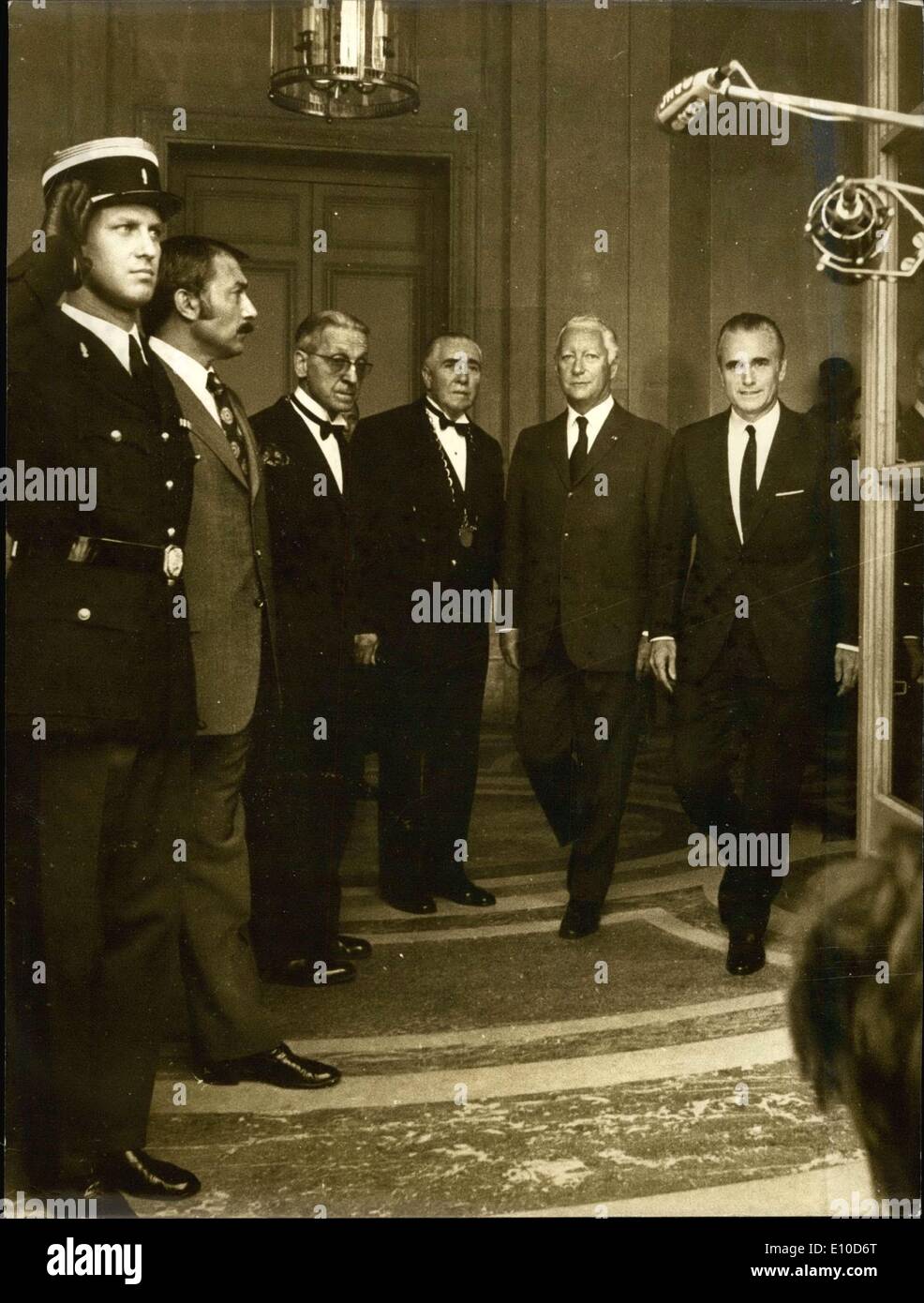 Juillet 07, 1972 - Ce matin, à la résidence du Premier Ministre, le premier ministre Jacques Chaban-Delmas (extrême droite) a adopté son autorité sur le nouveau premier ministre Pierre Messmer. Banque D'Images