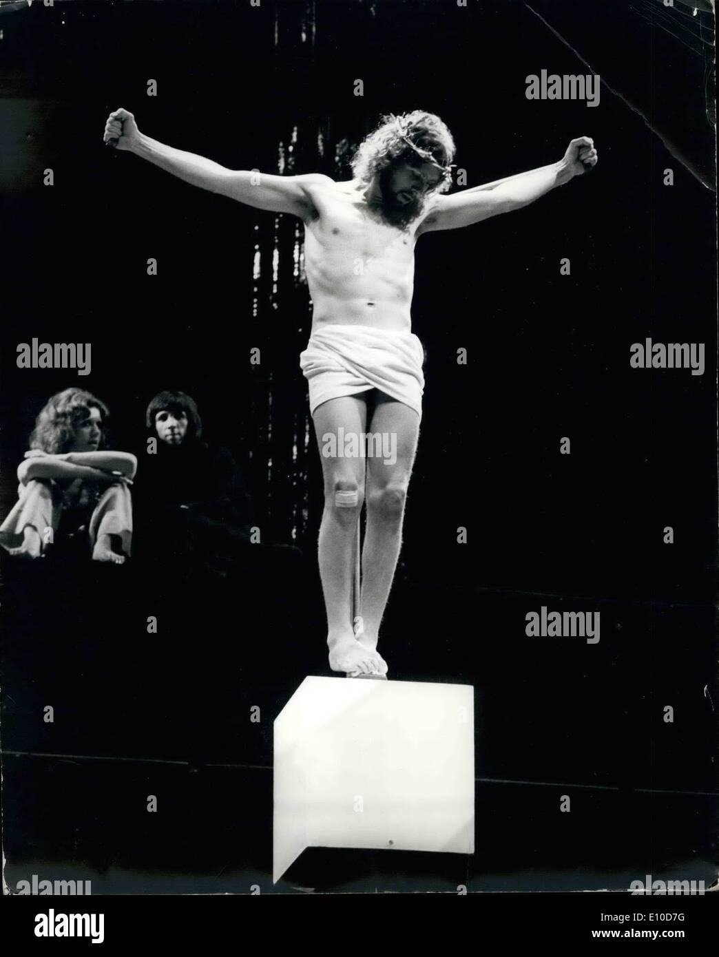 Juillet 07, 1972 - répétition générale pour Jésus Christ Superstar : Il y a eu une répétition générale complète pour aujourd'hui Jésus Christ Superstar, la comédie musicale qui s'ouvre au Palace Theatre, Londres, le 9 août, avec des aperçus à partir de demain. Le rôle de Marie Madeleine, qui devait être joué par singe Sylvie McNeill, qui a quitté pour montrer, va maintenant être joué par Dana Gillespie. Le rôle principal de Jésus Christ est joué par Paul Nicholas. Photo montre Paul Nicholas, qui joue le rôle de Jésus Christ, que l'on voit aujourd'hui, au cours de la répétition générale au théâtre Palace. Banque D'Images