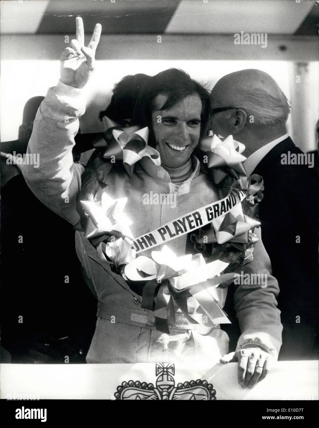 Juillet 07, 1972 - Fittipaldi remporte le Grand Prix John Player : Emerson Fittipaldi du Brésil, la conduite d'un John Player Team Lotus, aujourd'hui a remporté le Grand Prix Joueurs John (intégrant le Grand Prix de l'Europe) à Brands Hatch. Jackie Stewart, dans un Tyrrell - Ford, a terminé deuxième. Photo montre Emerson Fittipaldi donne la victoire après victoire d'aujourd'hui. Banque D'Images
