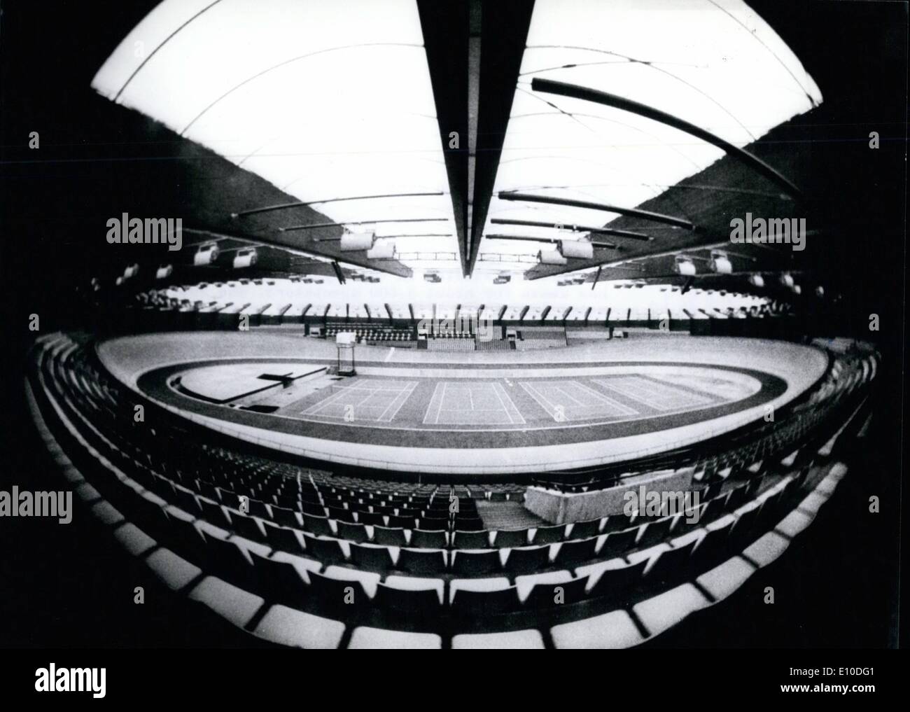 Juillet 07, 1972 - Le Site olympique de Munich du stade Vélodrome du parc olympique (notre photo) a des sièges pour environ 5 000 spectateurs. Les 285,714 m avec des courbes s'est incliné jusqu'à 48,3 degrés est faite de bois afzélia doussier-intempéries à partir de l'Afrique. Banque D'Images