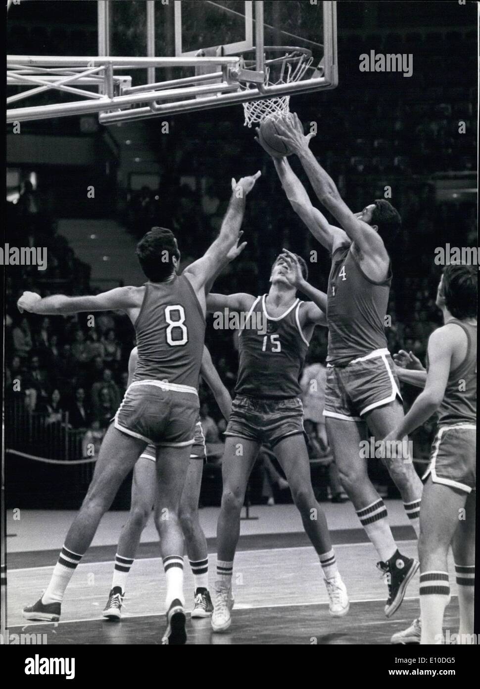 Juillet 07, 1972 - La nouvelle salle de basket-ball des Jeux Olympiques de Munich a été inauguré par plusieurs matchs de basket-ball. Les équipes étaient d'URSS, Tchécoslovaquie, l'Italie et l'Allemagne de l'Ouest. Photo montre une attaque de l'équipe soviétique. Banque D'Images