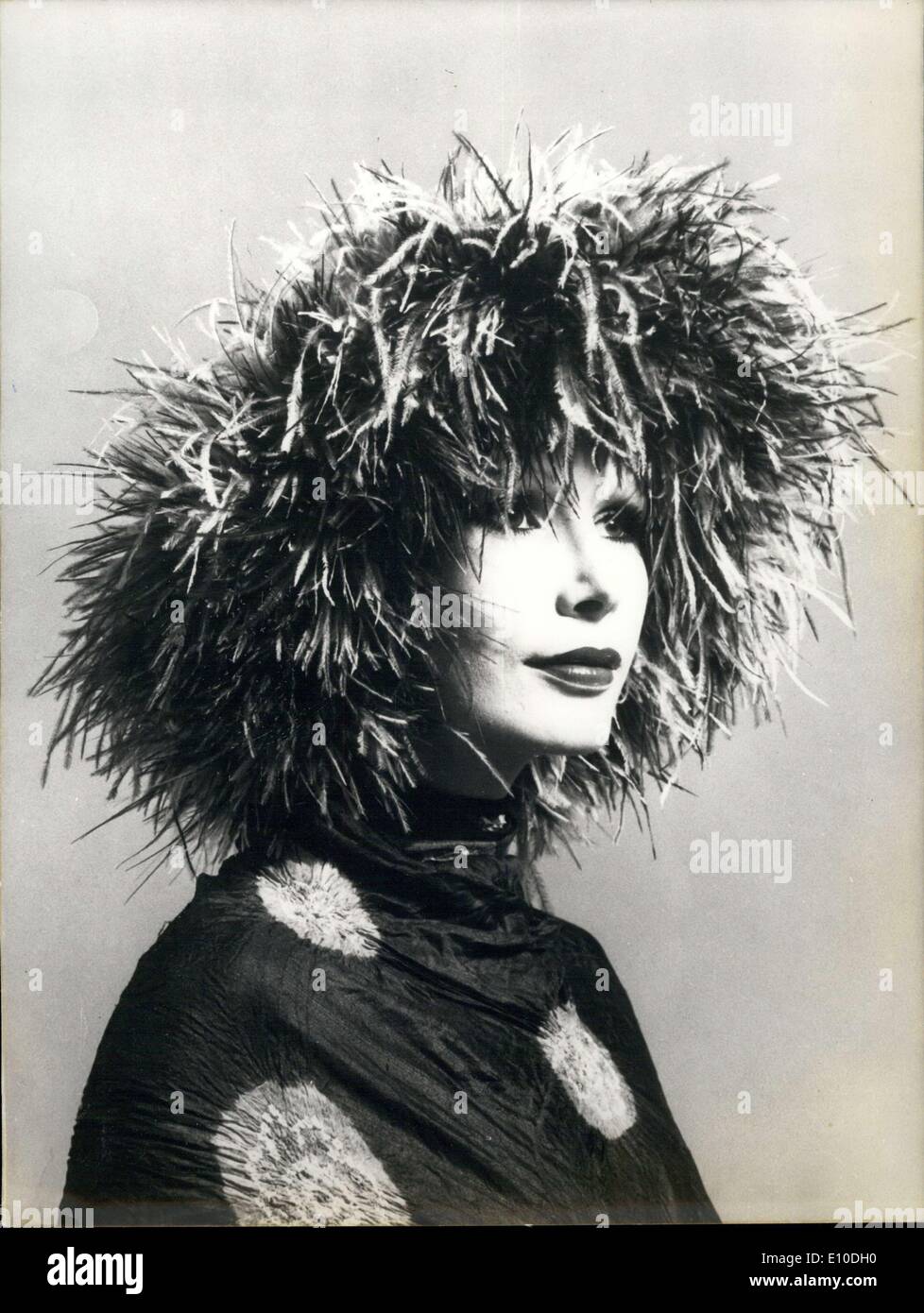 Juillet 12, 1972 - Charles Brosseau plume Autruche d'Afrique du Sud & Velvet Hat APRESS.com Banque D'Images