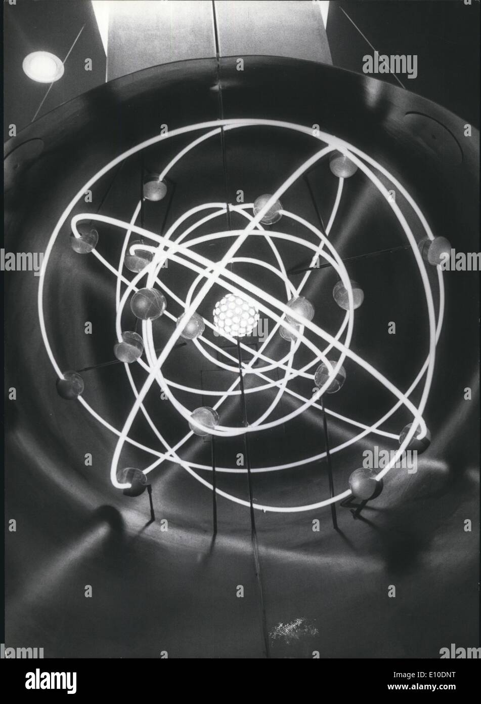 Mai 05, 1972 - modèle atomique solitaires dans le musée allemand à Munich : l'isolement dans le monde est cette atomic-modèle, qui est pour l'instant dans le département de chimie de l'scientifique Musée Allemand de Munich, le plus grand musée technique de l'Europa. Les chemins des électrons autour du noyau sont représentés par flurescent tubes. Un ''gost-voix'' explique la structure de l'atome . Bien que ni la structure de l'atome, alors que l'autre les électrons, leurs lignes ou le noyau s'illuminèrent. Banque D'Images