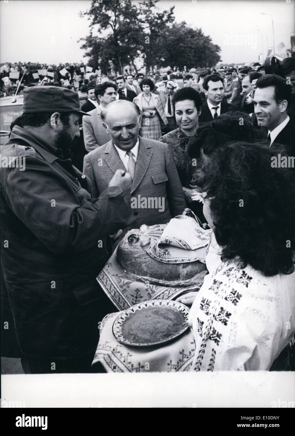 Mai 05, 1972 - Fidel Castro à la vallée des Roses : Fidel Castro, premier ministre du gouvernement révolutionnaire et premier secrétaire du CC du Parti communiste cubain et Todor Jivkov, premier secrétaire du CC du PCA et président du conseil d'état de Bulgarie cordialement accueillis avec du pain et du sel dans la ferme coopérative ''amitié cubaine bulgare dans le village de Staro Zhelezare, district de Plovdiv. Banque D'Images