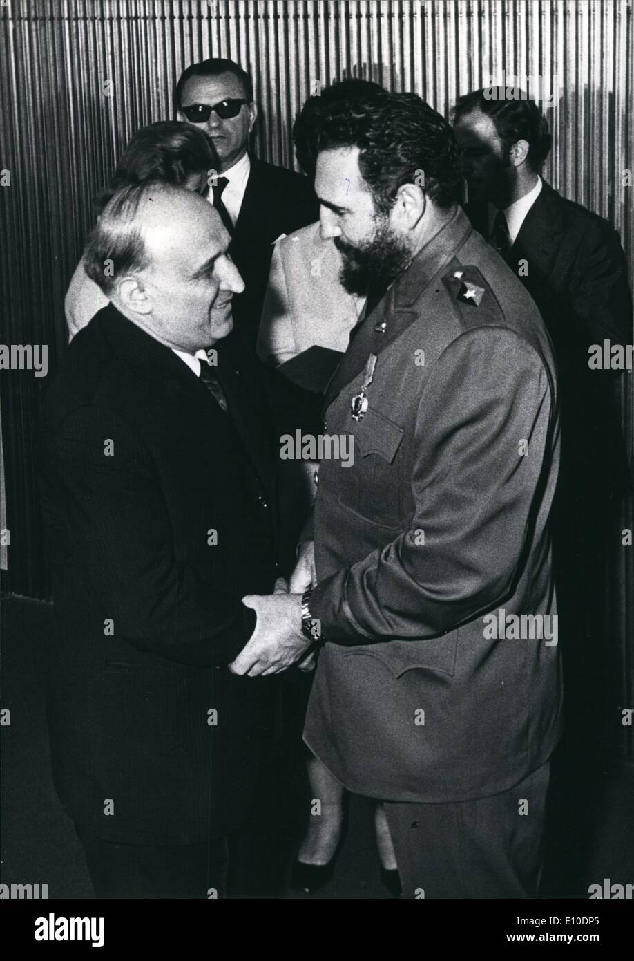 Mai 05, 1972 - Todor Zhivkov, Premier Secrétaire du Comité central du Parti communiste bulgare et Président du Conseil d'état de Bulgarie /gauche/a posé des Fidel Castro, Premier Ministre du Gouvernement révolutionnaire et premier secrétaire du Parti communiste cubain, avec le haut ordre ''bulgare Georgi Dimitrov' Banque D'Images