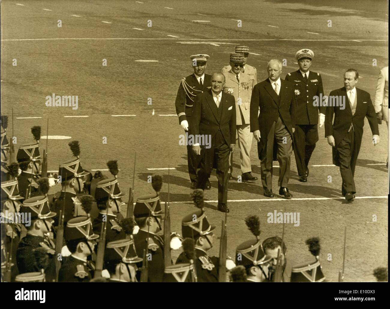 Juillet 14, 1972 - Le Premier Ministre Pierre Messmer et le ministre de la Défense Michel Debré sont vus marcher dans le défilé militaire sur le jour de la Bastille. Banque D'Images