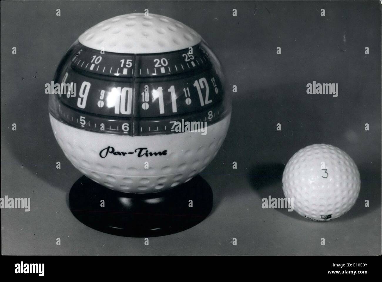 Golf ball clock Banque de photographies et d'images à haute résolution -  Alamy