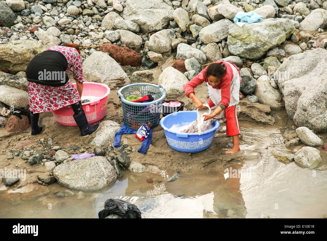 Les femmes font le lavage dans la rivière Valleyand Ourika Maroc Banque D'Images