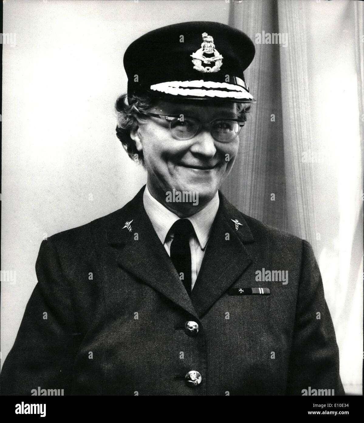 Mai 05, 1972 - première femme médecin à atteindre le rang d'air dans la Royal Air Force : Le Commodore de l'air Elspeth McKechnie, la première femme médecin d'atteindre le rang d'air dans la Royal Air Force, aujourd'hui a pris son nouveau grade et a pris le commandement de l'établissement médical central, Londres. Auparavant, elle était le commandant de la RAF à Cosford, hôpital, Staffordshire. Le Commodore de l'air Elspeth McKechnie, 54 ans, est né et a grandi à Manchester. La photo montre le Commodore de l'air Elspeth McKechnie, représentée aujourd'hui à l'établissement médical central RAF, Londres. Banque D'Images