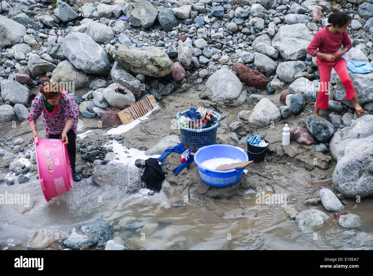 Les femmes font le lavage dans la rivière Valleyand Ourika Maroc Banque D'Images