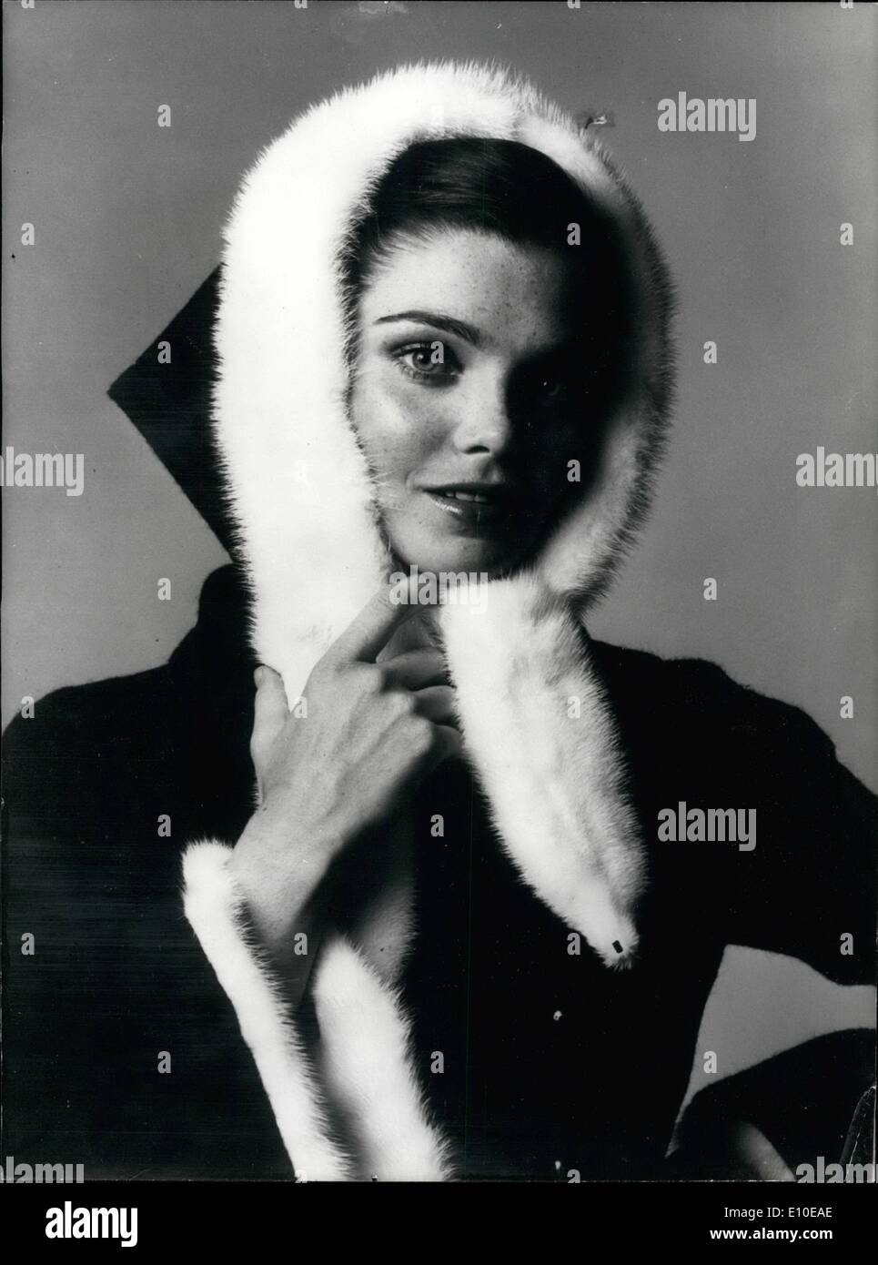 08 août, 1972 - Paris : Modes de vison blanc hiver Ã¢â€" OPS : manteau d'hiver en laine noire avec manches et capuche garnie de Banque D'Images