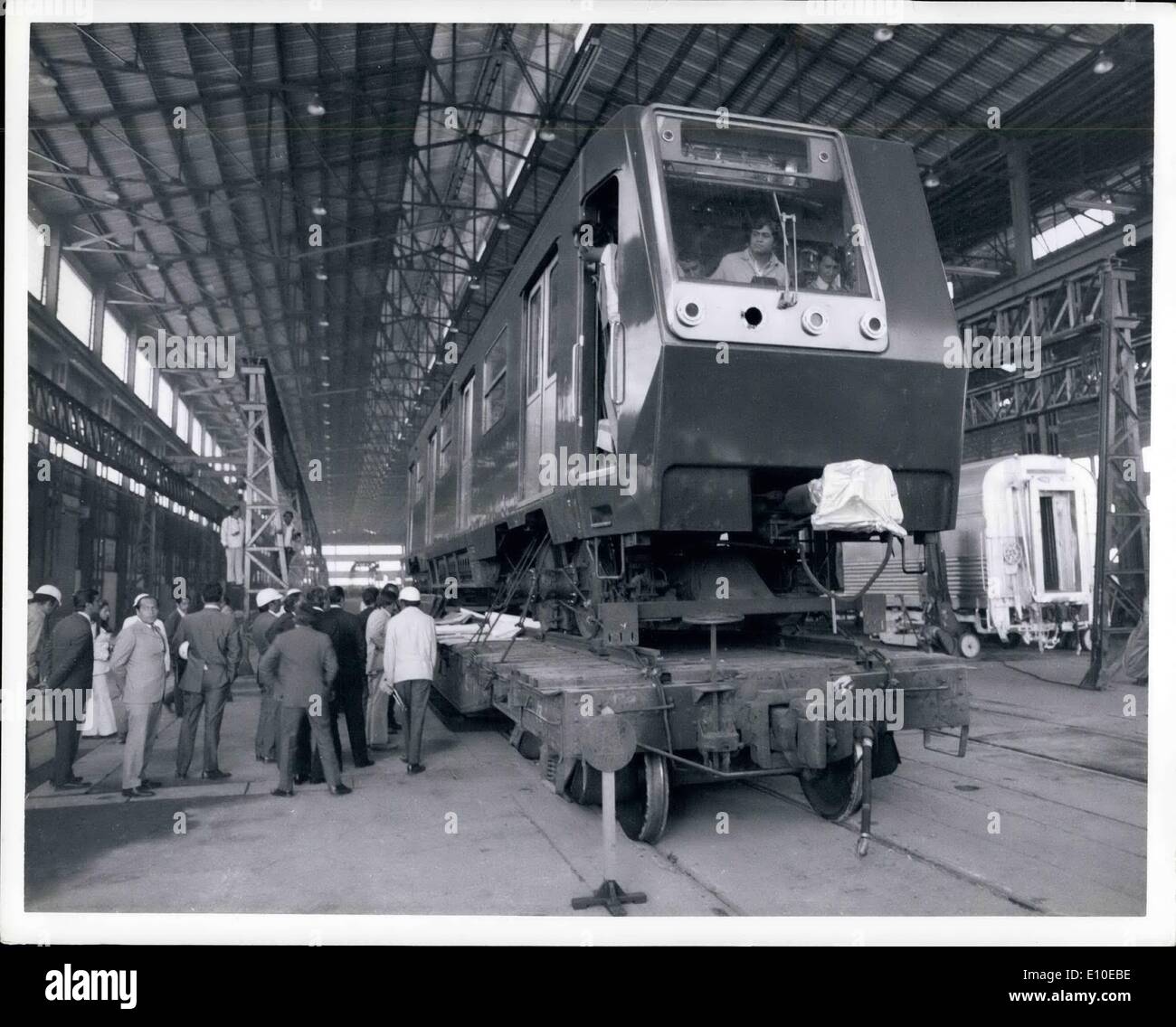 08 août, 1972 - '''' VOITURES PRODUITES AU MEXIQUE : Voitures pour le métro de Mexico City sont fabriqués sous licence à l'usine Renault nationalisé dans Sahagun, courir sur des pneus en caoutchouc. Le président Echeverria a visité l'usine le 17 août 1972 lors de la première voiture a été achevé. Le Mexique produit Renault aussi 16 000 voitures, ils prévoient d'augmenter de 32 000 oreilles au cours des deux prochaines années. OPS : président Echeverria à chez Renault, le moteur et le modèle de l'usine produisant les moteurs Diesel Renault et Dina, RR et voitures de métro. Banque D'Images