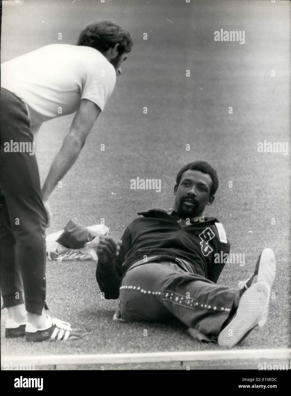 08 août 1972 - John Carlos à Munich. : John Carlos, l'athlète américain qui a donné le pouvoir noir salut en jeux olympiques de Mexico, il y a quatre ans, et qui n'est pas un participant de cette année - le chat sur la photo d'un membre de l'équipe des États-Unis au terrain d'entraînement à Munich hier. Banque D'Images