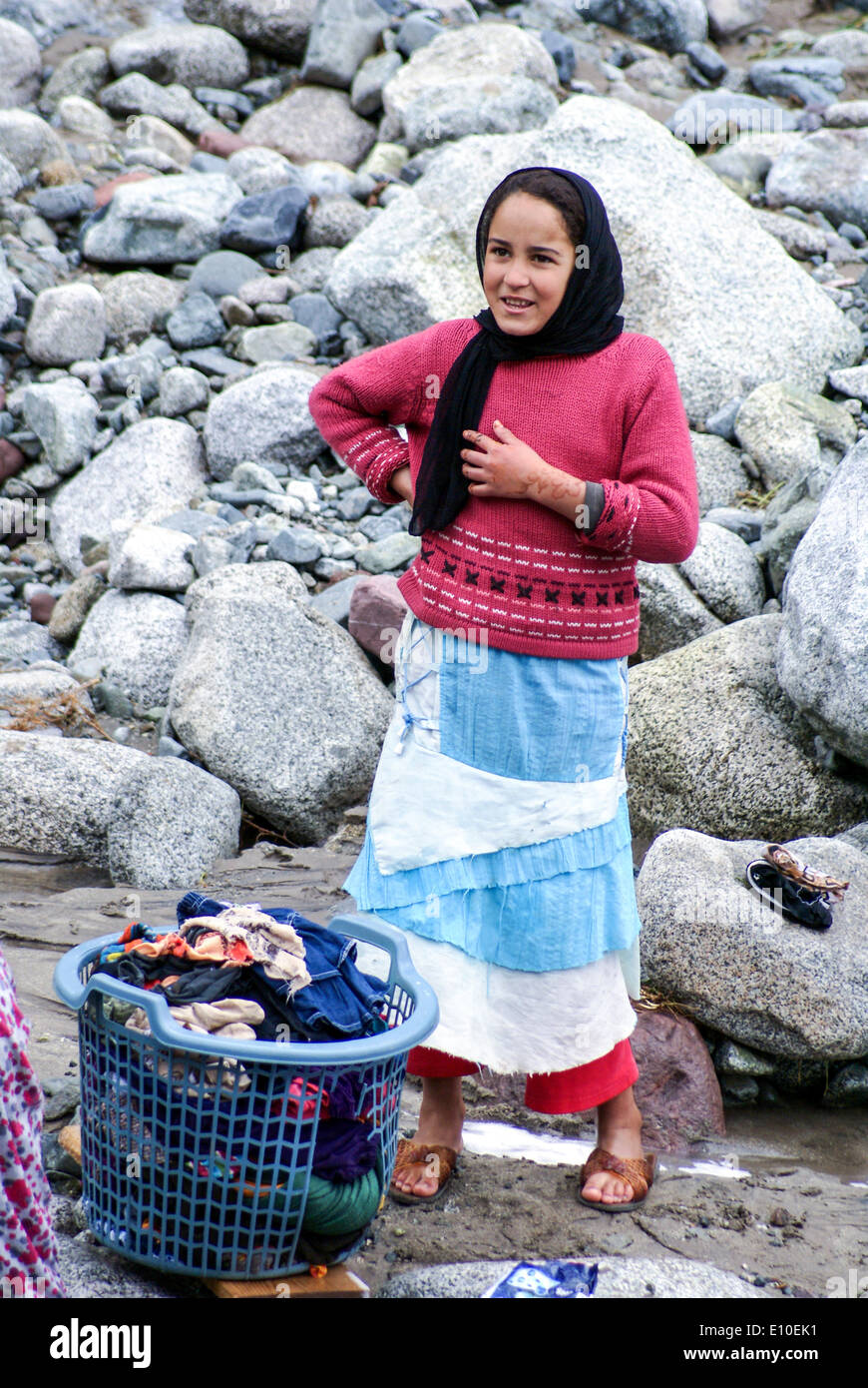 Les femmes font le lavage dans la rivière Valleyand Ourika Maroc Banque D'Images