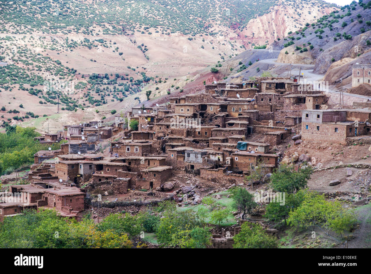 Village berbère dans la vallée de l'Ourika dans le Haut Atlas et Oukaimeden entre Marrakech, Maroc Banque D'Images