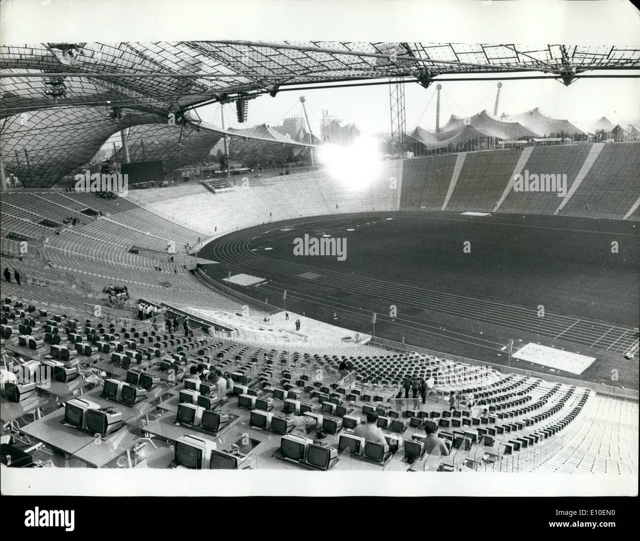 08 août 1972 - tout est prêt pour les Jeux Olympiques. La scène est maintenant fixé pour l'ouverture demain des Jeux Olympiques de Munich, et cette vue générale de l'immense Stadium montre certains des centaines de téléviseurs qui ont été installés. Banque D'Images