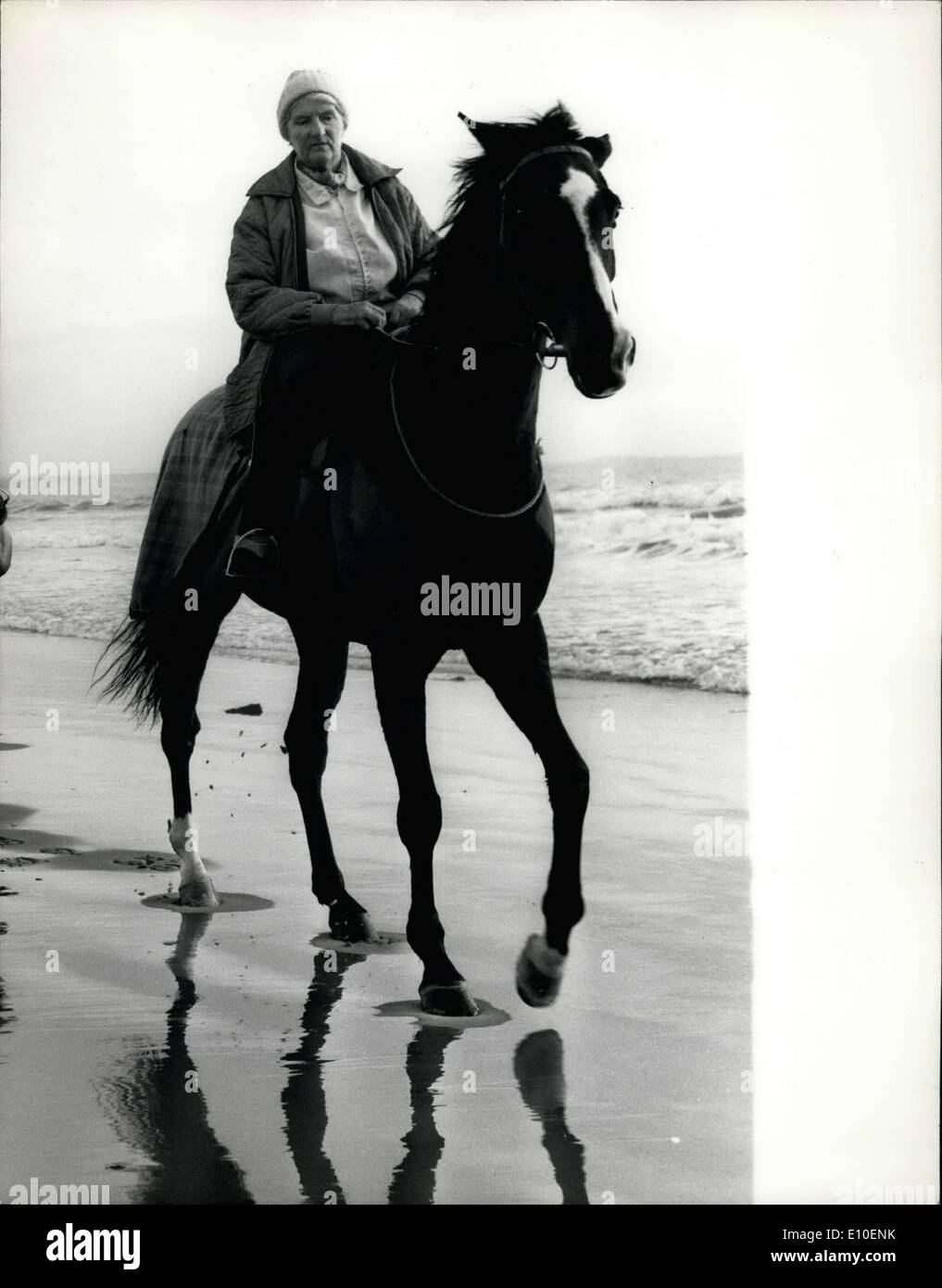 10 août 1972 -- 86 ans grand-mère veut être Jockey : 86 ans, grand-mère, Mme Louie Dingwall, un cheval de propriétaire et formateur, avec des écuries, à Cranwell Cliff, près de Bournemouth, pesait son auto sur les échelles dans Sailsbury aujourd'hui, et a ensuite annoncé son intension de demande de licence rode dans les courses. ''I 11er pondérée. 31b, a dit Mme Dingwall à sortir de l'échelle. C'est un peu trop lourd. J'aurai besoin d'un bon cheval.'' photo montre : 86 ans, Mme Louie Dingwall elle vise à être un jockey. Banque D'Images