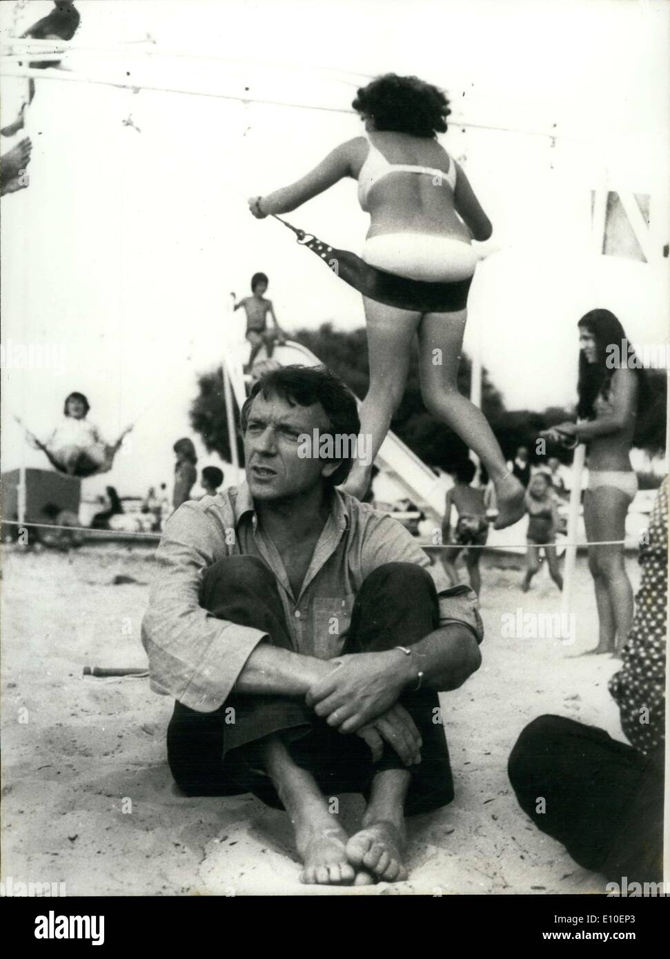 17 août 1972 - L'acteur Jean Pierre Cassel, sa femme Sabine et leurs deux fils passent leurs vacances à Arcachon. Jean Pierre Cassel est représenté sur la plage, en face de la plage, casino. Banque D'Images