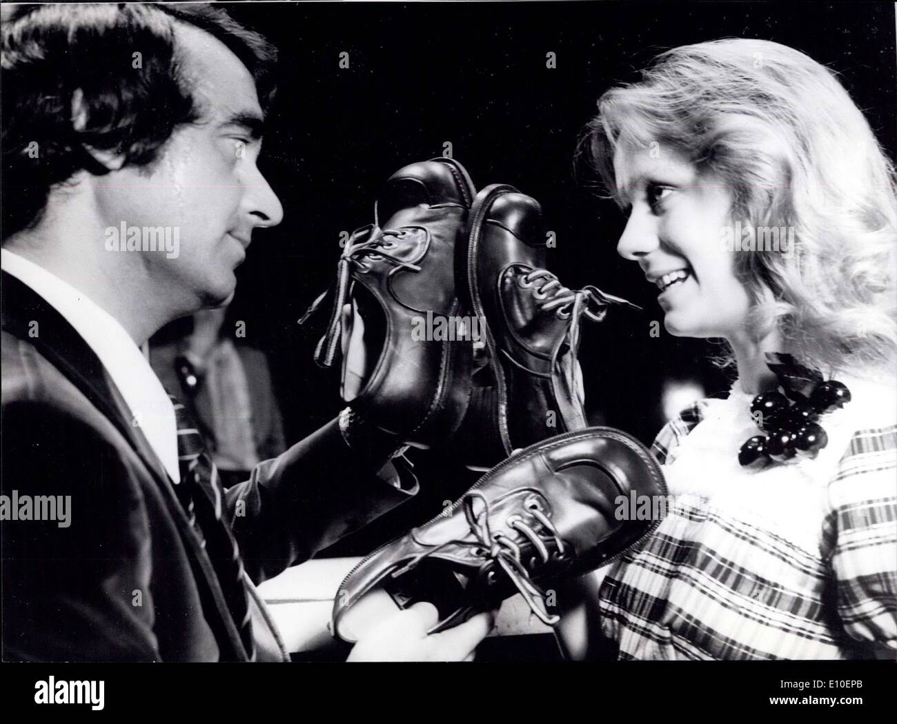 21 août 1972 - La nouvelle chaussure-fashion pour 72/73/ : a été présenté au cours des derniers jours à Francfort par l'allemand ''chuhinstitut''. Le plus visible de la nouvelle mode : les modèles sont pour la plupart en couleurs et ont de très hauts talons. Même les hommes sont désormais autorisés à se développer jusqu'à 5cm de talons. Banque D'Images