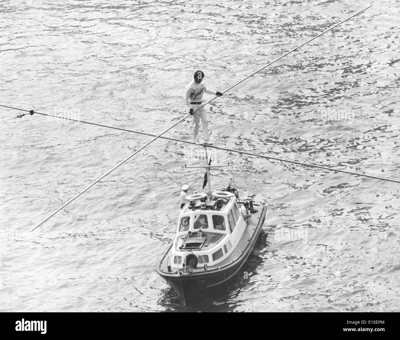 Franz Burbach traverse sur Thames tightrope Banque D'Images