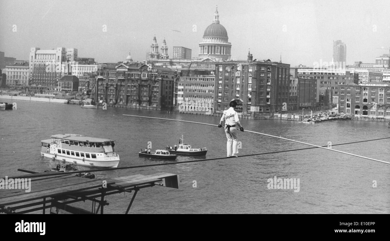 Franz Burbach traverse sur Thames tightrope Banque D'Images
