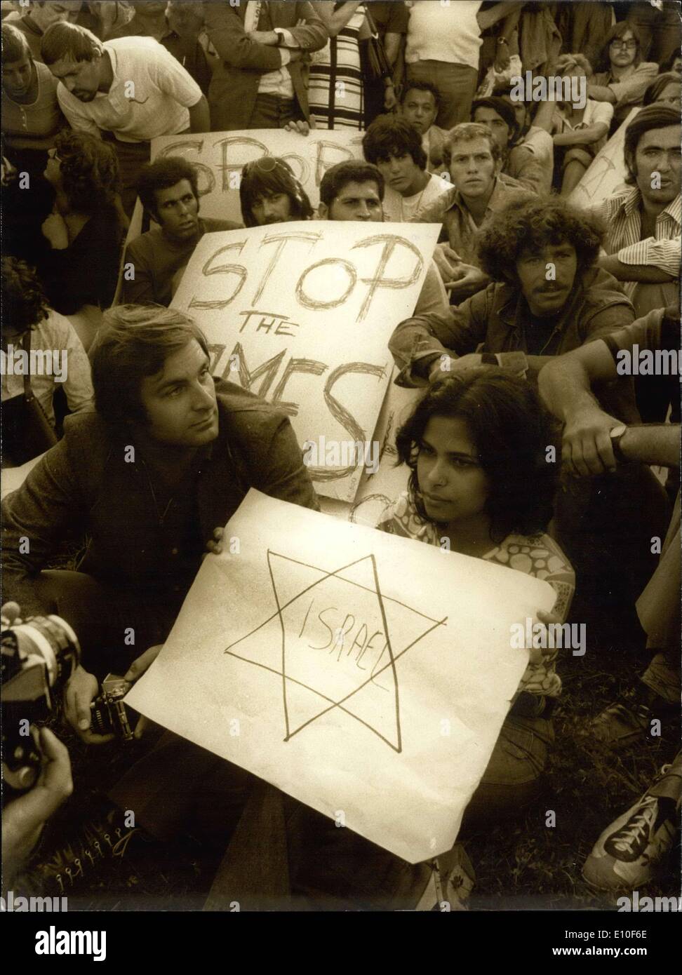 Septembre 06, 1972 - Les gens de cesser de protester contre les Jeux de Munich après une attaque terroriste Banque D'Images