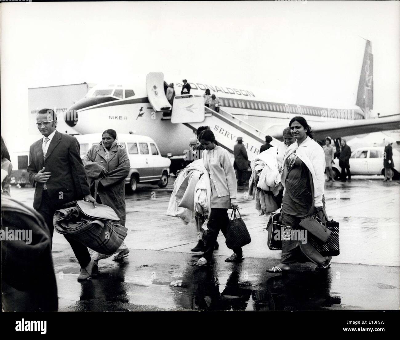 Septembre 18, 1972 - Le premier lot d'Asiatiques transportés par avion de l'Ouganda en arriver à l'aéroport de Stansted. : la première forme de l'Ouganda par les Asiatiques transportées par avion ''Charte'' spécial immigrant vol est arrivé à l'aéroport de Stansted, Essex, ce matin. La photo montre certains des Asiatiques en photo quitter l'avion à leur arrivée à l'aéroport de Stanated Banque D'Images