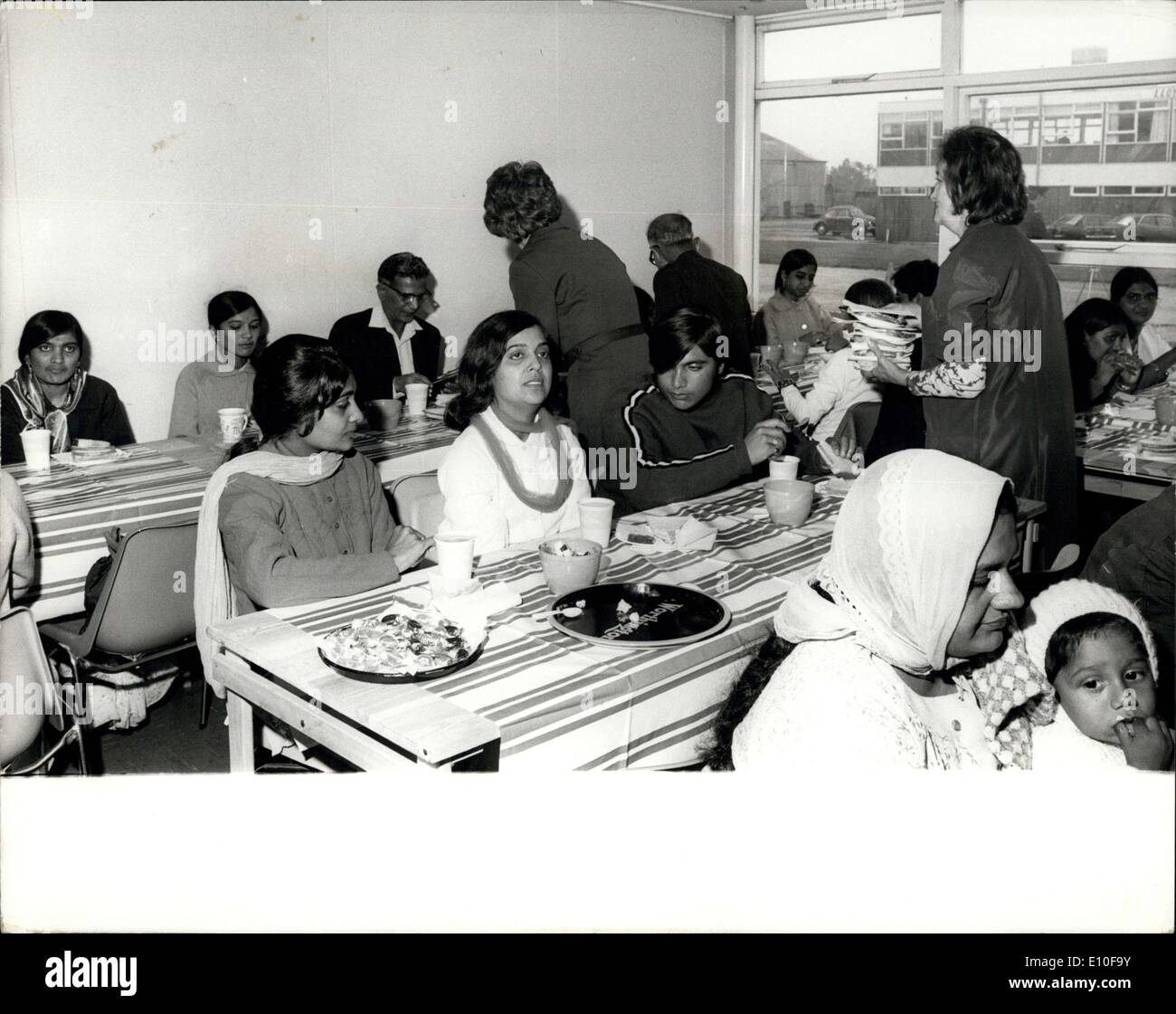 Septembre 18, 1972 - La première des Asiatiques transportés par avion de l'Ouganda par ''Charte'' spécial immigrant vol est arrivé à l'aéroport de Stansted, Essex, ce matin. Photo : Keystone montre certains des Asiatiques s'asseoir au thé et sandwiches dans un salon spécial à leur arrivée à l'aéroport de Stansted d'aujourd'hui. Banque D'Images