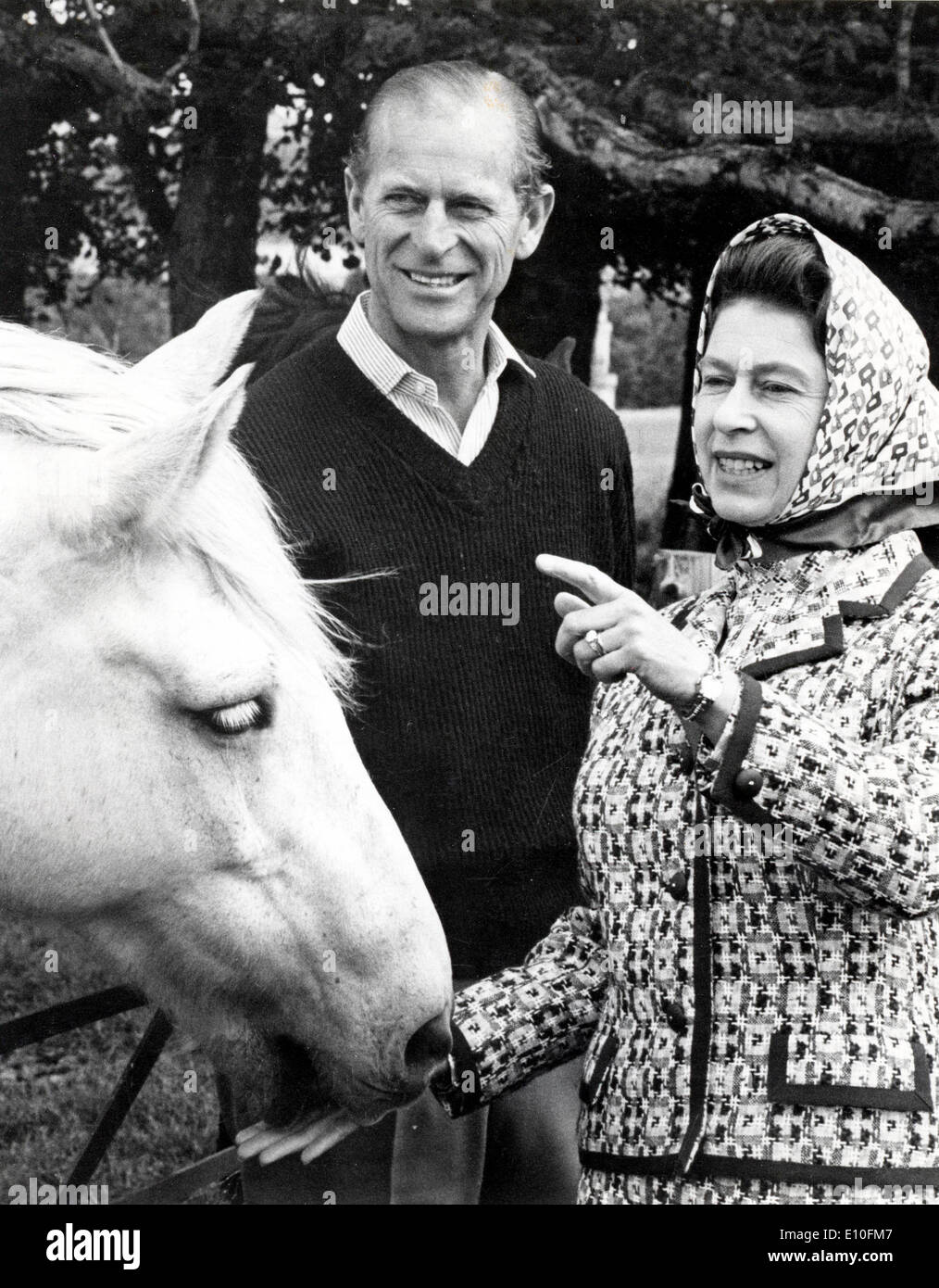 La reine Elizabeth II et le Prince Philip animal un cheval Banque D'Images